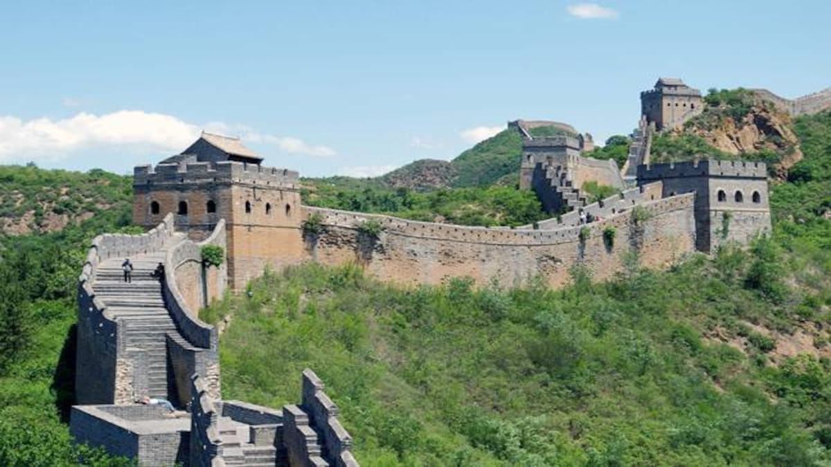 Tại sao Trung Quốc có Vạn Lý Trường Thành, mà Việt Nam chỉ Chùa Một Cột?